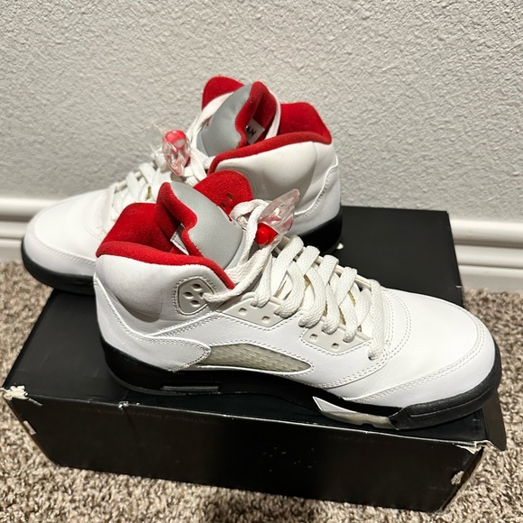 Air Jordan Retro 5 (Fire Red) - Picture 10 of 12